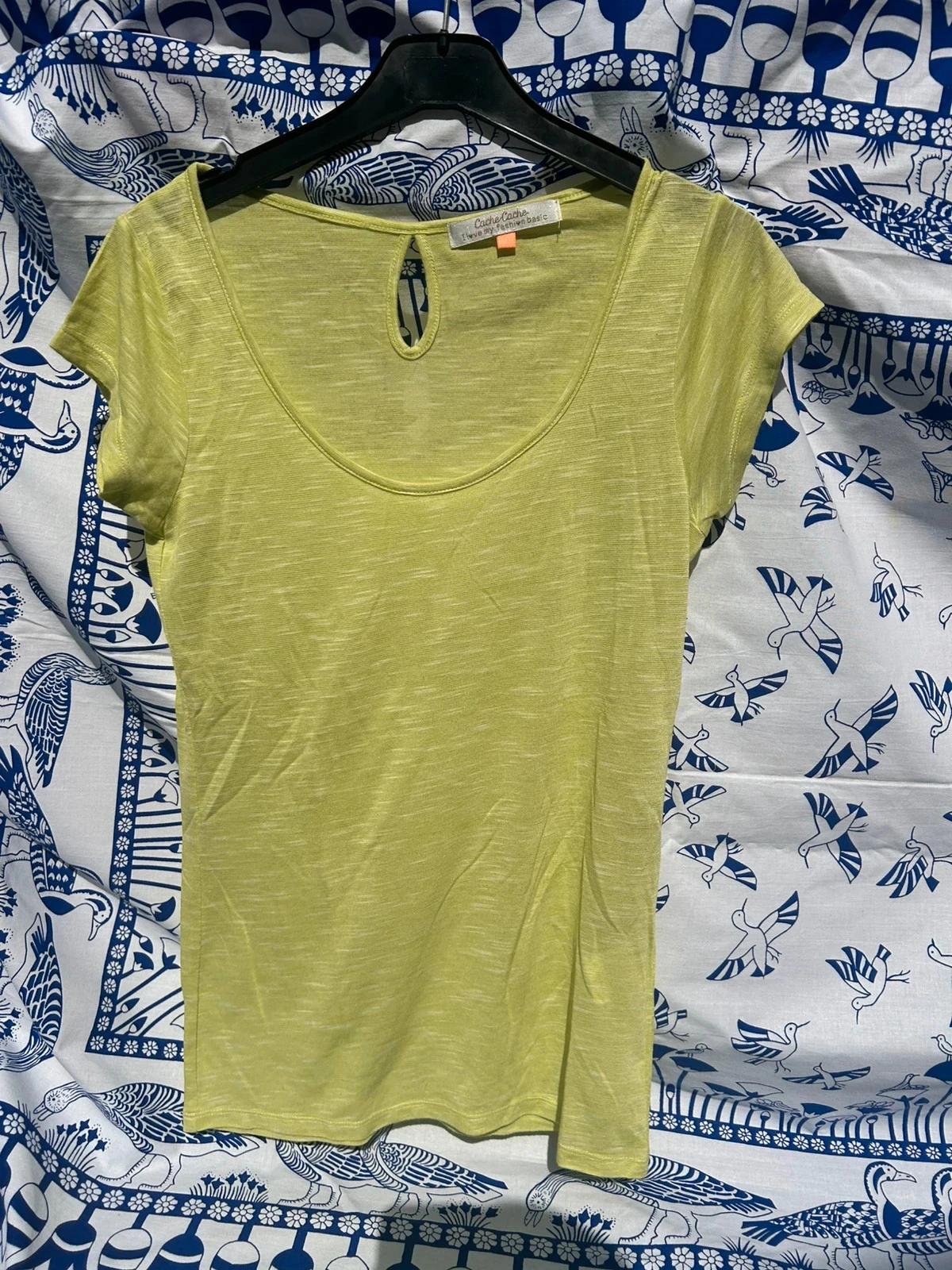 T-shirt  jaune vert S/36 cache cache très bon état femme
